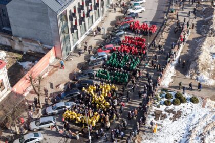 Nežiemiškai šiltą vasario 16-ąją Panevėžyje prasidėjo Laisvės pavasario festivalis, truksiantis iki pat Kovo 11-osios, Lietuvos nepriklausomybės atkūrimo dienos. Į Laisvės aikštę švęsti 101-ųjų valstybės metinių susirinko šimtai panevėžiečių ir miesto svečių. Tai viena tų švenčių, kuri sujungia visą tautą ir suvienija prasmingam pasibuvimui kartu.