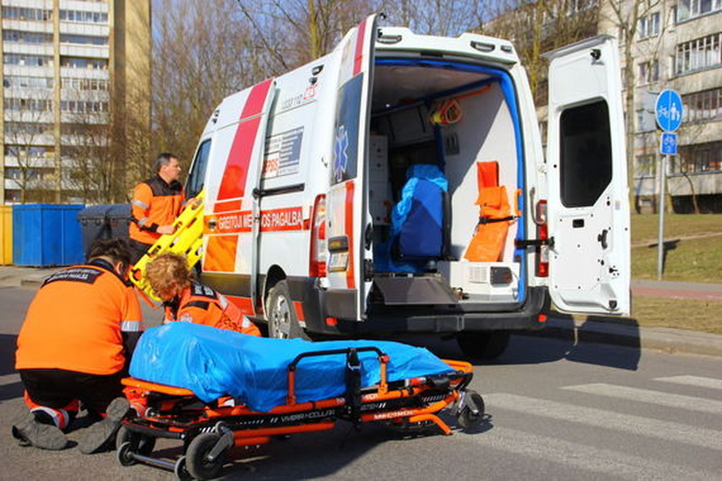 Šeštadienio popietę Nemuno gatvėje po automobilio ratais pakliuvo pėsčiasis. T. MARKELEVIČIAUS nuotr.