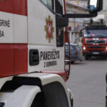 Sekmadienį paryčiais specialiosios tarnybos skubėjo į Pajuostės plentą. Buvo gautas pranešimas, kad dega namas ir automobilis.