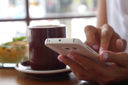 Turbūt nerastume nė vieno šiuolaikiško žmogaus, kuris neturėtų išmaniojo telefono. Išmanieji mobilieji telefonai yra neatsiejama kasdienio gyvenimo dalis, juose saugomi svarbūs failai, užrašai, nuotraukos, vaizdo įrašai ir kita vertinga informacija. Be viso to, mobilieji padeda bendrauti su draugais, kolegomis, šeimos nariais, planuoti laiką, rasti informaciją. Tačiau ar rinkdamiesi išmanųjį įrenginį atsižvelgiate į jį valdančią operacinę sistemą?