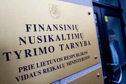 Daugiau nei pusantro šimto tūkstančių eurų, priklausančių įmonei, pasisavinimu kaltinama verslininkė stos prieš teismą.
