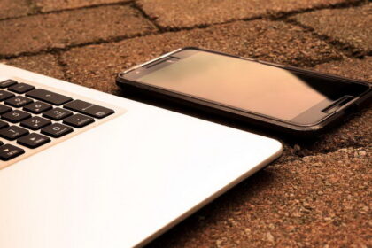 Jaunos moters ketinimai parduoti mobilaus ryšio telefoną internetu baigėsi piniginiais nuostoliais.