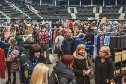 Kovo 24-ąją visi mados mylėtojai skubės į Panevėžį, kur ,,Cido’’ arenoje vyks didžiausia mieste mados ir grožio mugė “DESIGN FOR LIFE”. Tūkstančius lankytojų sutraukiantis nemokamas renginys kvies pasiruošti šiltiesiems sezonams. Nuo 10 iki 17 valandos lankytojų lauks beveik 200 drabužių, aksesuarų, kosmetikos bei namų interjero detalių kūrėjų ir prekių ženklų atstovų, specialiai įrengtoje scenoje vyks pasirodymai, o nemokamas įėjimas vilios sekmadienį drauge pasiimti visą šeimą.