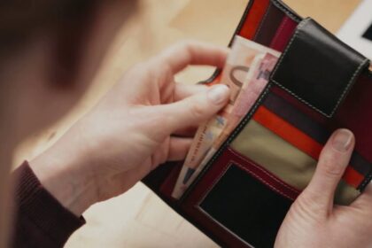 Lietuvoje pernai spalį 10,9 proc. darbuotojų uždirbo minimaliąją mėnesinę algą (MMA) arba mažiau, iš jų dauguma dirbo ne visą darbo laiką.