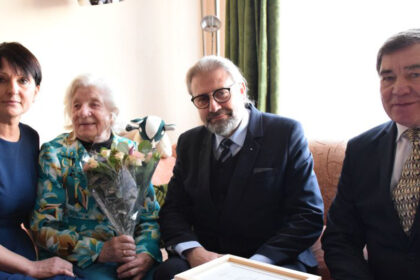 Šiandien Panevėžio miesto meras Rytis Račkauskas, mero pavaduotojas Petras Luomanas ir Savivaldybės administracijos Socialinių reikalų skyriaus vedėja Audronė Grainienė 100-mečio proga pasveikino panevėžietę Julijoną Tvarijonavičienę.