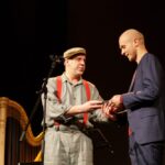 Jau beveik šešis dešimtmečius kovo 27-ąją visas pasaulis mini Tarptautinę teatro dieną. Panevėžio teatro „Menas“ kolektyvas profesinę šventę pasitiko skambant arfos bei fleitos muzikai ir oficialiai pristatė naująjį teatro vadovą.