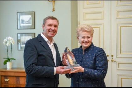 Žemės dienos išvakarėse Lietuvos Respublikos Prezidentė Dalia Grybauskaitė susitiko su triatlonininku Vidmantu Urbonu, garsinančiu Lietuvą pasaulinio lygio sporto pasiekimais bei paties inicijuotomis ir įvykdytomis ekologinėmis akcijomis.