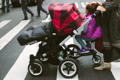 Gatvę pėsčiųjų perėjoje bandžiusi pereiti jauna mama su kūdikiu išgyveno tikrą siaubą, kai ant vaiko vežimėlio užlėkė automobilis.