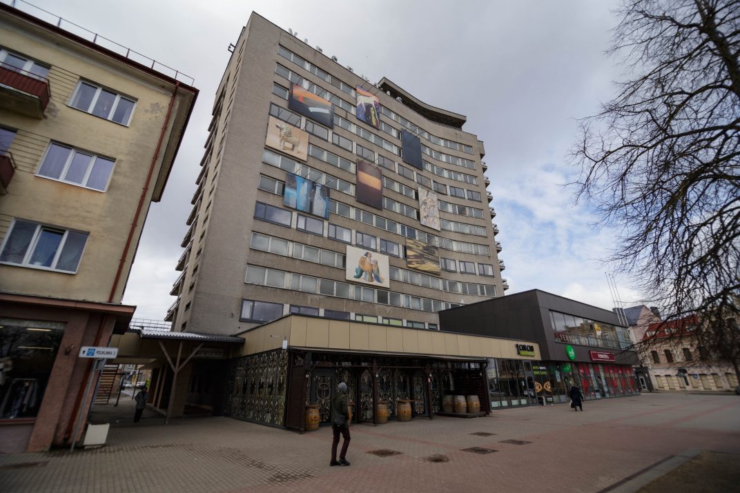 Panevėžį reprezentuojančią Laisvės aikštę jau šią vasarą užims statybininkai. Už beveik šešis milijonus eurų miesto centrinę dalį tvarkyti imsis Panevėžio statybos trestas – įmonė, į kurios rankas dar prieš ketvertą metų perėjo net tik aikštės, bet ir miesto akcentu buvęs 13-os aukštų viešbutis.