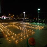 Pavasariškai šiltas šeštadienio vakaras į miesto centrą priviliojo kaip niekad daug panevėžiečių. Jau tapo tradicija, kad paskutinį kovo šeštadienį Panevėžys kartu su visu pasauliu kviečia padėkoti savo planetai – Žemei.