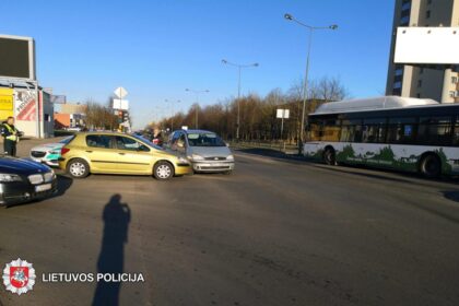 2019-04-02 7.35 val. Panevėžyje, Klaipėdos g. ir Kosmonautų g. sankryžoje susidūrė automobiliai „PEUGEOT“ ir „FORD GALAXY“.