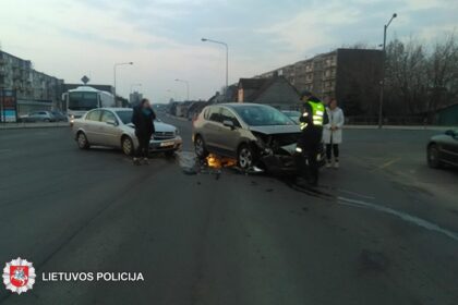 2019-04-08 6.30 val. Panevėžyje, V. Basanavičiaus g. ir Vilniaus g. sankryžoje susidūrė automobiliai „Peugeot 3008“ ir „Opel“.
