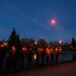 Didžiojo penktadienio vakarą Kryžiaus kelio eisena Senvagėje rengiama nuo 2015-ųjų. M. GARUCKO nuotr.