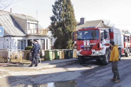 Ketvirtadienio popietę, apie 14.30 val., Bendrojo pagalbos centro telefonu gautas pranešimas, kad Mindaugo gatvėje, netoli buvusios „Nevėžio“ mokyklos, liepsnoja individualus gyvenamasis namas. Į įvykio vietą nedelsiant išsiųstos ugniagesių gelbėtojų bei medikų komandos.