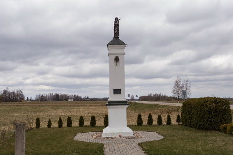 Prie Raguvos miestelio prisišliejusios Fermos teritorija gana plati – joje ir akį traukianti koplytėlė su šventos Agotos skulptūra. M. GARUCKO nuotr.