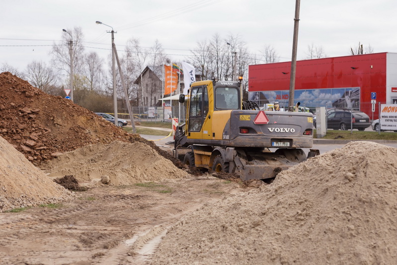 Miesto Savivaldybė pasirašė rangos darbų sutartį su vietos įmone „Panevėžio keliai“, laimėjusia konkursą Pramonės ir Smėlynės gatves sujungsiančiai Šiaurinei gatvei tiesti. M. GARUCKO nuotr.