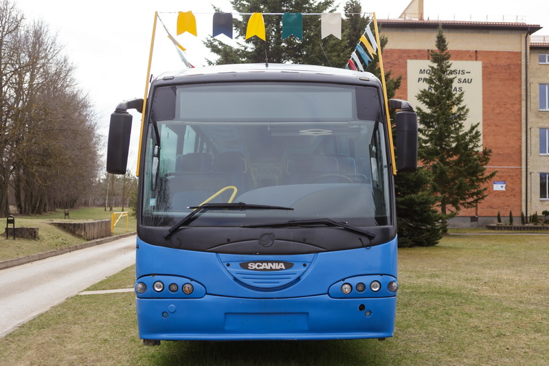 Jau po Velykų Velžio gimnazijos mokiniai galės mokytis ir lauke – čia baigiamos rengti net dvi lauko klasės, kurių viena – senutėliame autobuse. M. GARUCKO nuotr.