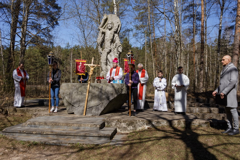 Panevėžiečiai Kryžiaus kelio stočių lankymą tradiciškai pradėjo Berčiūnuose. M. GARUCKO nuotr.