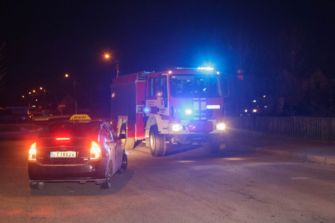 Šeštadienio rytas Panevėžio mieste pažymėtas tragedija. Apie pusę septynių viename Ramygalos gatvės butų plykstelėjęs gaisras nusinešė vyro, gimusio 1954 metais, gyvybę.