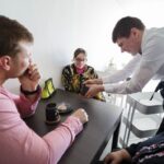 Panevėžyje duris atvėrė pirmoji kavinė, kurioje lankytojus aptarnauja neįgalūs Jaunuolių dienos centro lankytojai.