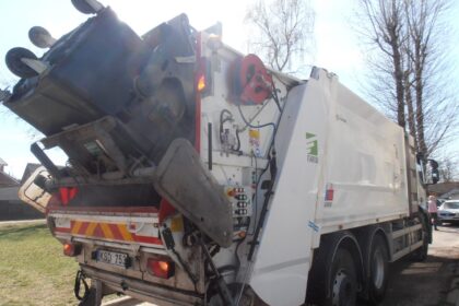 AB „Panevėžio specialus autotransportas“ miesto kolektyvinius atliekų konteinerius nuo šiol plaus ne tik operatyviau, bet ir modernesne įranga.