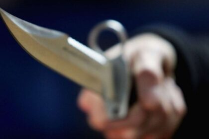 Sutuoktinei kaklą peiliu badęs girtas panevėžietis už savo žiaurumą atsakys teisme.