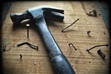 Panevėžio apygardos prokuratūra baigė ikiteisminį tyrimą ir perdavė teismui baudžiamąją bylą dėl nelaimingo atsitikimo vienoje Kupiškio bendrovėje, pasiglemžusio darbuotojo gyvybę. Į teisiamųjų suolą sės šios uždarosios akcinės bendrovės direktorius G. M. ir vyriausiasis inžinierius A. L., kaltinami pažeidę darbų saugos ir sveikatos apsaugos darbe reikalavimus.