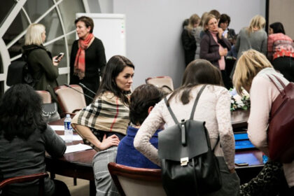 Pernai streikavusios profsąjungos mokytojai trečiadienį vėl reikalavo valdžios didinti algas ir atlyginimo tarifą vertintojams už egzaminus.