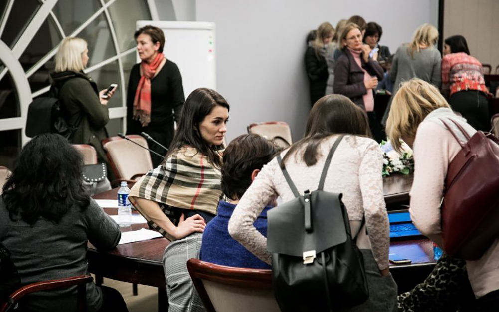 Pernai streikavusios profsąjungos mokytojai trečiadienį vėl reikalavo valdžios didinti algas ir atlyginimo tarifą vertintojams už egzaminus.