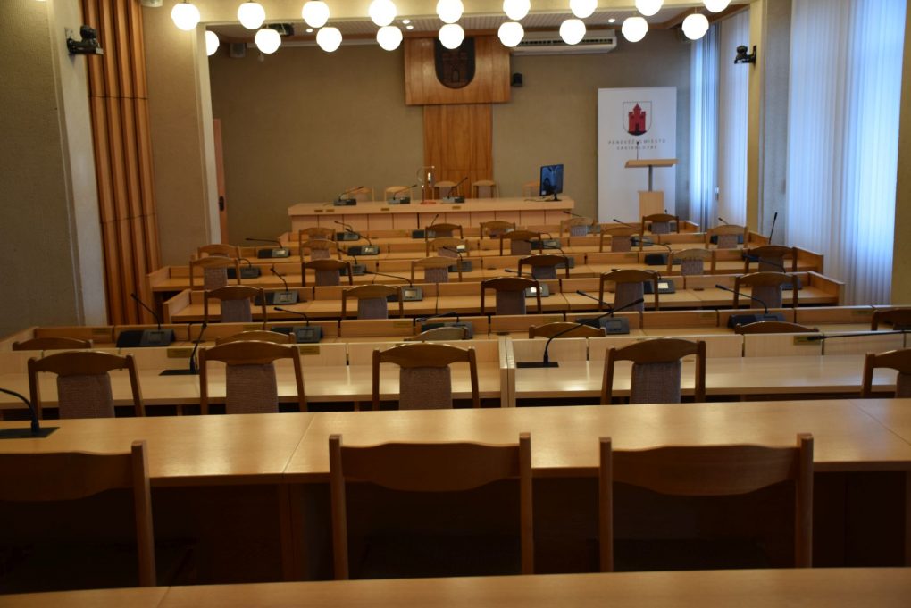 Telikus vos dviem savaitėms iki naujosios Tarybos starto, baigiamas braižyti būsimos valdžios žemėlapis. Dar vienai kadencijai išrinktas meras Rytis Račkauskas ir jo rinkimuose vesta komanda daugumą lipdo su trimis partijomis.