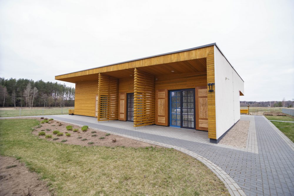 Sparčiai senstant visuomenei, socialinių ir priežiūros paslaugų senjorams bei neįgaliesiems poreikis auga neįtikėtinai sparčiai. Nors ši verslo niša Lietuvoje nėra užpildyta, privačios iniciatyvos randasi labai pamažu.