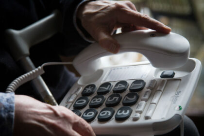 Patiklus pensininkas sukčiams atidavė santaupas.