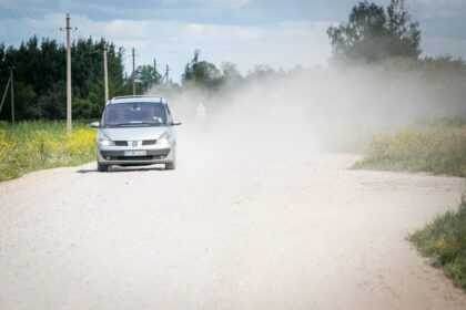 Savivaldybių žvyrkelių asfaltavimui šiemet papildomai skirta 10 mln. eurų Kelių priežiūros ir plėtros programos (KPPP) lėšų. Šias lėšas savivaldybės galės panaudoti jų valdomų vietinės reikšmės žvyrkelių dulkėtumą mažinančiai dangai įrengti ir kapitaliniams remonto darbams atlikti.