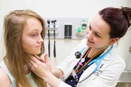 Artėjant mokslo metų pabaigai, sveikatos apsaugos ministras Aurelijus Veryga ragina neatidėlioti profilaktinio vaikų sveikatos patikrinimo ir atlikti jį jau dabar, kad vasaros pabaigoje ir rudenį nereikėtų laukti ilgose eilėse. Pastebėjus sveikatos sutrikimų, vasarą būtų galima išnaudoti tiksliniam sveikatos stiprinimui.