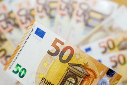 Lietuvoje pirmadienį minima Laisvės nuo mokesčių diena – simbolinė diena, kai mokesčių mokėtojai nustoja dirbti valdžiai ir pradeda dirbti sau. Pernai ir užpernai ji minėta gegužės 23-ąją, o 1993 metais – balandžio 13-ąją.