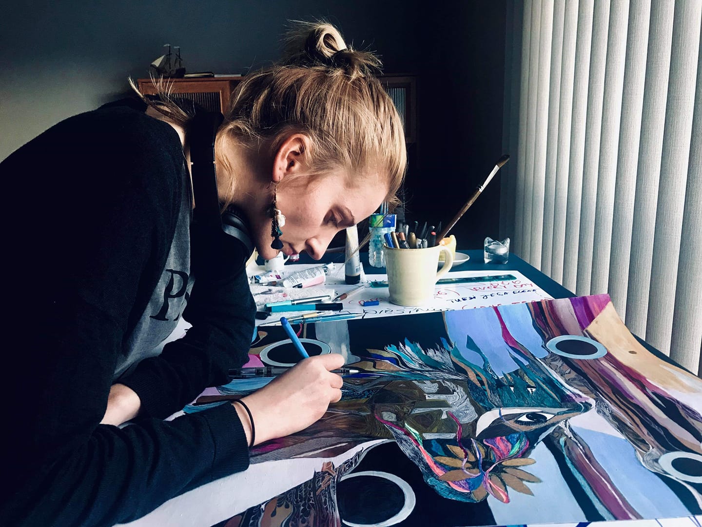 Daugybinius kūno sužalojimus per avariją patyrusi iš Panevėžio kilusi menininkė Elena Sikorskytė net ir sunkiausiomis akimirkomis, ilgam prikaustyta prie lovos, į tokią padėtį stengėsi pažvelgti kūrybiškai. Savo paveiksluose ji išlaisvina save, bet į kiekvieną tokią savirealizaciją žiūri atsakingai – juk ji skirta ne sau, o esančiam šalia.