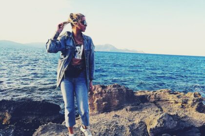 Į Graikijai priklausančią Rodo salą laimės ieškoti išvykusi 27-erių panevėžietė Jurgita Paltarokaitė atvirauja, jog, kaip ir dauguma, į svečią šalį skridusi padirbėti per vasarą. Tačiau bene kasdien šviečianti saulė, temperamentingi ir pozityvūs graikai pavergė jaunos moters širdį. Dienos pralėkė greitai – vietoje planuoto pusmečio saulėtoje saloje lietuvė jau daugiau nei metus ir ten jai pavyko ne tik išlaisvinti savo kūrybišką prigimtį, bet ir išmokti vertingų pamokų.