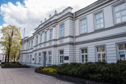 Pasikeitus tvarkai, Panevėžio miesto ir rajono savivaldybės susidūrė su problema – baigiantis švietimo įstaigų vadovų kadencijoms, reikia skelbti naujus konkursus. Deja, iš pirmo karto rasti vadovą retai pasiseka. Kliūtimi tampa ir pretendentams keliami reikalavimai, ir kitos priežastys.