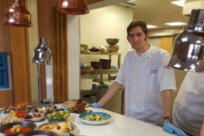 Likimo skaudžiai vėtytas ir mėtytas iš Pasvalio rajone esančio Saločių miestelio kilęs Ruslanas Puskepanis sako, jog savo istorija dalijasi, nes nori tikėti, kad kažkam ji taps stimulu net, atrodytų, pačiomis sunkiausiomis akimirkomis stotis ant kojų ir keliauti pirmyn.