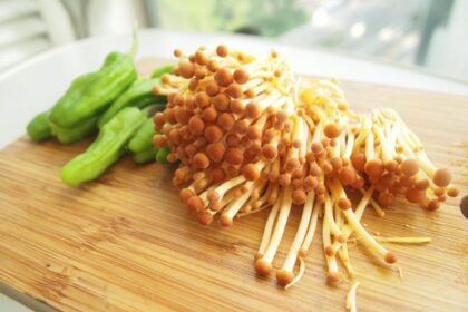 Vieni grybautojai juos vadina žieminiais kelmučiais, kiti naudoja juodkotės ugniabudės pavadinimą, treti juos pravardžiuoja flamulinomis ar enoki grybais. Grybautojai giriasi, jog vos tik oras atšyla iki kelių laipsnių, miške ant pūvančių kelmų, išvirtusių gluosnių jau galima ieškoti šių grybų. Esą tai tikra panacėja. Jei grybai nėra pašalę, suvytę ir seni, juos iš tiesų galima valgyti.