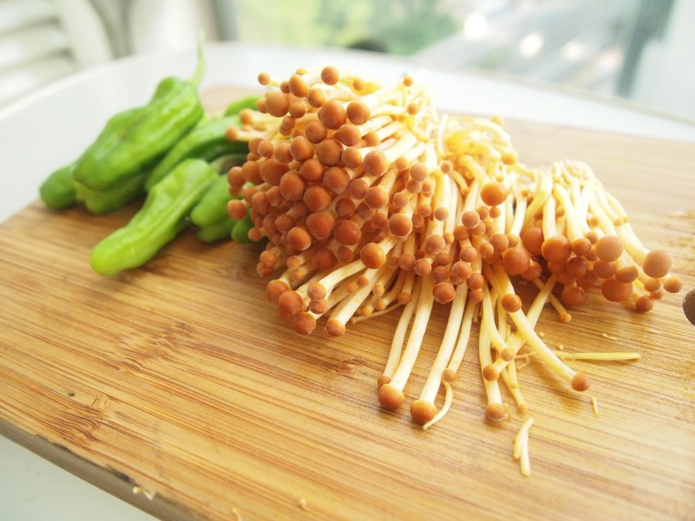 Vieni grybautojai juos vadina žieminiais kelmučiais, kiti naudoja juodkotės ugniabudės pavadinimą, treti juos pravardžiuoja flamulinomis ar enoki grybais. Grybautojai giriasi, jog vos tik oras atšyla iki kelių laipsnių, miške ant pūvančių kelmų, išvirtusių gluosnių jau galima ieškoti šių grybų. Esą tai tikra panacėja. Jei grybai nėra pašalę, suvytę ir seni, juos iš tiesų galima valgyti.