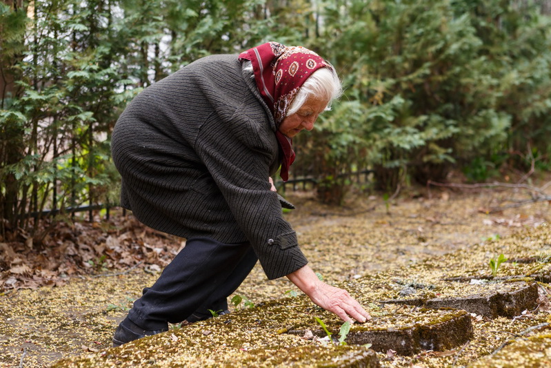 Stasė Gabrienė prie Pirmojo pasaulinio karo aukų kapų. M. GARUCKO nuotr. 