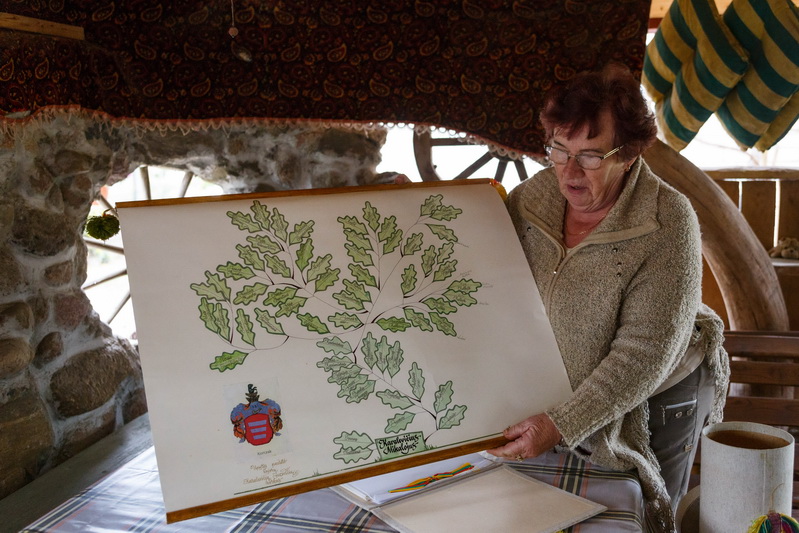 Pinigėlių kaimo gyventojos Vidos Pagareckienės rankose – giminės medis. M. GARUCKO nuotr. 
