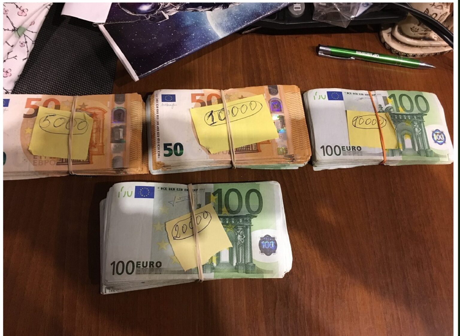 Autostradoje Vilnius – Panevėžys sustabdytame automobilyje „Toyota Avensis“ pasieniečiai aptiko 4 tūkst. pakelių cigarečių „LM Blue Label“ su Tadžikistano banderolėmis. Atlikdami tyrimą VSAT pareigūnai dar surengė kratas ir rado šimtatūkstantines sumas grynųjų bei daugiau kaip 100 litrų nelegalaus alkoholio.