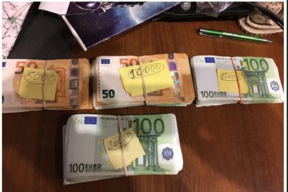 Autostradoje Vilnius – Panevėžys sustabdytame automobilyje „Toyota Avensis“ pasieniečiai aptiko 4 tūkst. pakelių cigarečių „LM Blue Label“ su Tadžikistano banderolėmis. Atlikdami tyrimą VSAT pareigūnai dar surengė kratas ir rado šimtatūkstantines sumas grynųjų bei daugiau kaip 100 litrų nelegalaus alkoholio.