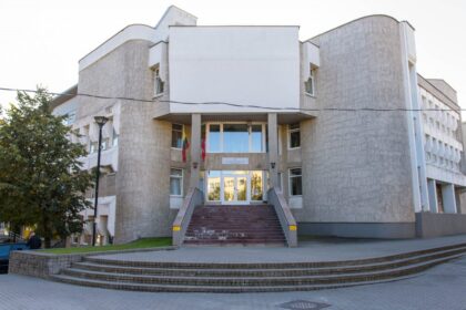 Naujamiesčio gyventojas K. Š., prieš metus savo namų kieme automobiliu tiesiog sumaitojęs ir palikęs baisiuose skausmuose gulėti buvusią žmoną, išgirdo teismo nuosprendį. Laimė, moteris liko gyva. Gana lengvai šioje istorijoje atsipirko ir pats kaltininkas.