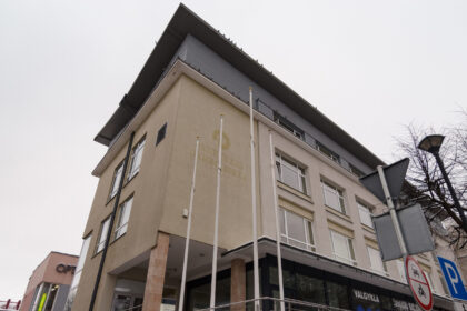 Liga nesirenka nei amžiaus, nei lyties, nei socialinio statuso. Tačiau mokslus per Užimtumo tarnybą kremtantys bedarbiai priversti rinktis – sirgdami imti nedarbingumo pažymėjimą ir likti be pragyvenimo šaltinio ar rizikuoti sveikata ir bet kokia kaina lankyti siūlomus kursus.