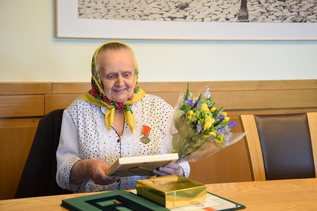 Šiandien Panevėžio miesto meras Rytis Račkauskas ir Lietuvos Respublikos Prezidento kanceliarijos kancleris Giedrius Krasauskas, praėjusios Motinos dienos proga pasveikino panevėžietę daugiavaikę motiną, užauginusią ir gerai išauklėjusią 6 vaikus Antaniną Giačienę. Daugiavaikei motinai įteiktas ordino „Už nuopelnus Lietuvai“ medalis.