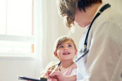 Siekdama gerinti vaikų sveikatos priežiūros kokybę ir bendradarbiaudama su šeimos gydytojų bei tėvų bendruomene, Sveikatos apsaugos ministerija (SAM) atsisako perteklinių pažymų ir tobulina jų turinį.