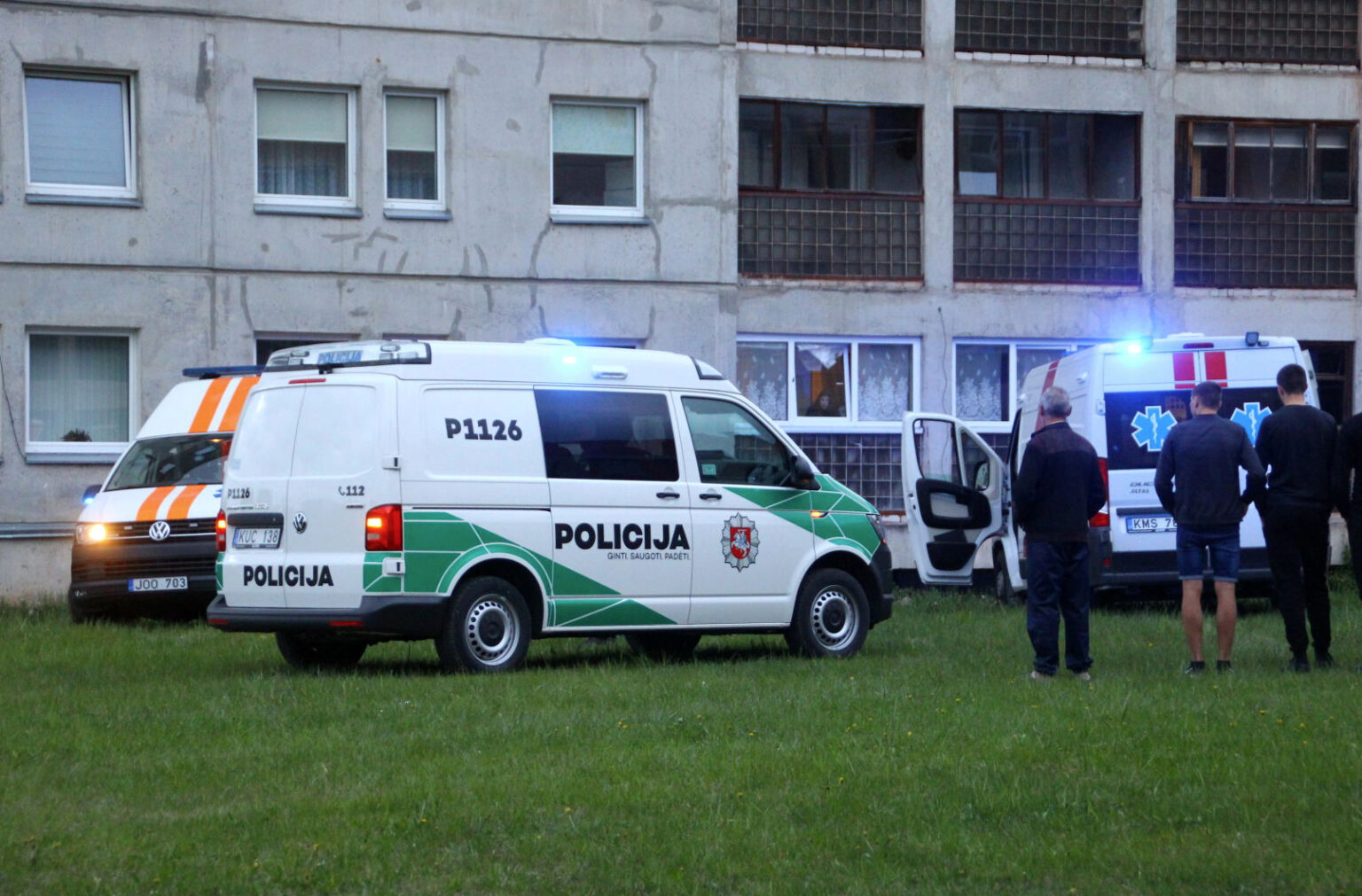 Kraupus įvykis Kniaudiškių gatvėje. Čia daugiabučio namo kieme rasta negyva 25-erių mergina.